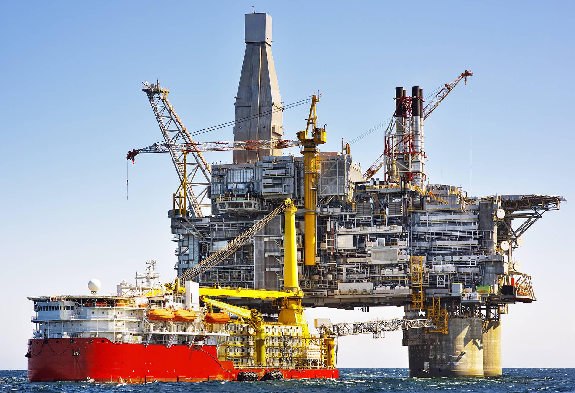 A complex yet beautiful engineering feat of an oil rig in mid-ocean